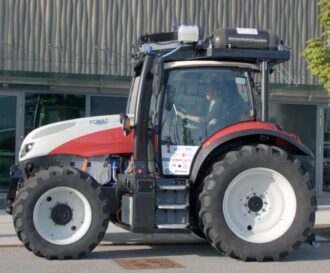 Traktor mit Wasserstoffmodul auf dem Dach und Logo FCTRAC