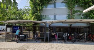 Fahrradabstellanlagen, Person, die Lastenrad abstellt
