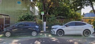 Zwei Autos, die an einer Ladestation geparkt sind.