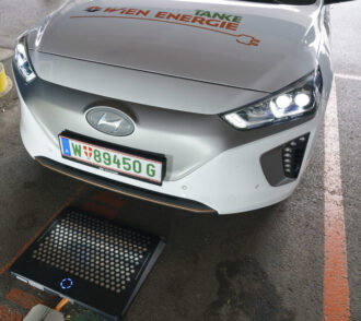 E-Auto mit Schriftzug 