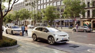 Parkendes E-Taxi bei Matrix Ladestation in städtischem Gebiet.