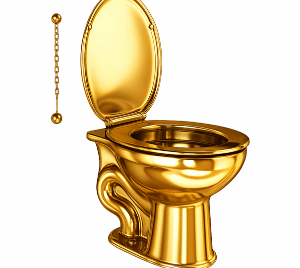 Vergoldete Toilette mit geöffnetem Deckel vor weißem Hintergrund, links daneben eine goldene Zugkette zum Spülen.