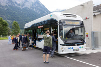 Einsteigende Personen in den Brennstoffzellen-Elektrobus