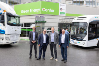 Projektteam vor Green Energy Center und Brennstoffzellen-Elektrobus