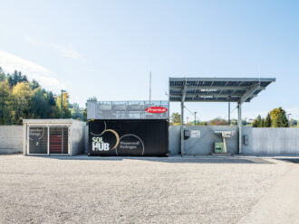 Das Bild zeigt eine Wasserstofftankstelle mit dem Schriftzug 