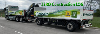 Zwei emissionsfreie LKWs von Herzer mit leuchtend grüner Markenkennzeichnung und Kränen, sie bewerben nachhaltiges Bauen und null Emissionen.
