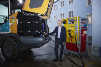 Radlader an Wasserstoff Tankstelle, geladen von Bernd Vogel