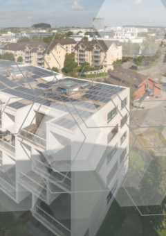 Ein modernes Wohngebäude mit Solarpanels auf dem Dach, eingebettet in eine urbane Umgebung mit weiteren Gebäuden und Grünflächen. Über das Bild liegt ein hexagonales Overlay, das Nachhaltigkeit und technologische Innovation betont.