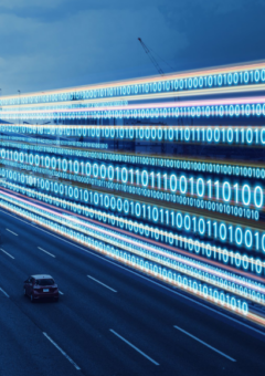 Ein digital inspirierter Autobahnabschnitt bei Nacht, bei dem blau leuchtende Binärzahlen (0 und 1) wie Datenströme entlang der Straße dargestellt werden, was die Verbindung von Technologie und Verkehr symbolisiert.