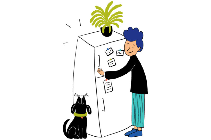 Illustration einer Person mit blauen Haaren, die lächelnd einen Kühlschrank umarmt. Auf dem Kühlschrank stehen Notizen und kleine Bilder, während eine grüne Pflanze auf der Oberseite platziert ist. Neben der Person sitzt ein schwarzer Hund mit einem roten Halsband, der neugierig nach oben schaut.