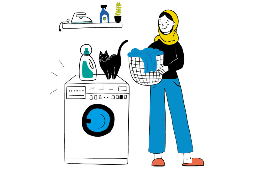Illustration einer Frau mit gelbem Kopftuch, die eine Wäschekorb mit blauen Kleidungsstücken hält und lächelnd neben einer Waschmaschine steht. Auf der Waschmaschine sitzt eine schwarze Katze mit erhobenem Schwanz. Daneben stehen eine Flasche Waschmittel und ein Regal mit einem Bügeleisen, einer Pflanze und einem weiteren Reinigungsmittel.