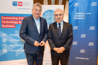 Zwei Männer in Anzügen stehen nebeneinander und lächeln in die Kamera, vor ihnen Banner von „klima+energiefonds“, der TU Wien und dem World Energy Council Austria. Die Veranstaltung scheint sich auf Wissenschaft, Technologie und nachhaltige Energie zu konzentrieren. Der elegante Rahmen und die professionelle Atmosphäre deuten auf eine bedeutende Konferenz oder ein Netzwerktreffen hin.