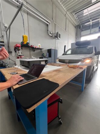 Ein Fahrzeug ist angeschlossen an ein Messgerät und Laptop.
