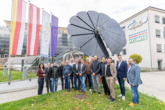 Eine Gruppe von Menschen steht vor dem Schulgebäude der HTL 1 Lastenstraße .