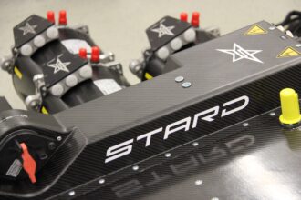 Nahaufnahme einer Kohlefaseroberfläche mit dem „STARD“-Logo und elektronischen Komponenten.