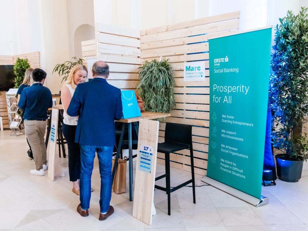 Das Bild zeigt einen Messestand von ERSTE Group Social Banking mit dem Motto 