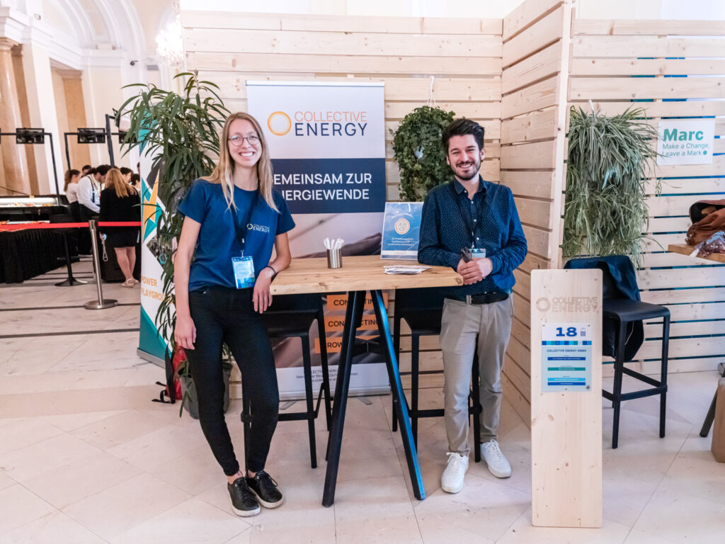 Das Bild zeigt einen Messestand von Collective Energy mit dem Slogan 