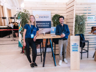 Das Bild zeigt einen Messestand von Collective Energy mit dem Slogan 