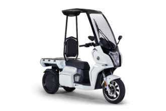 Weißes Elektromotorrad mit Kofferraum und Windschutzscheibe