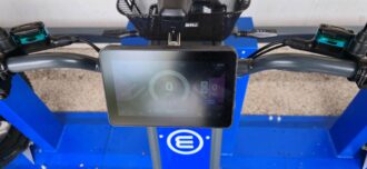 Eine Nahaufnahme der digitalen Anzeige eines elektrischen Fahrzeuges. Gezeigt wird Geschwindigkeit und Batteriestatus.