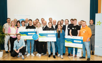 Eine große Gruppe von Menschen steht gemeinsam auf einer Bühne und lächelt in die Kamera. Drei Personen in der ersten Reihe halten übergroße Schecks mit den Aufschriften „sequestra“, „Zukunft Bestand“ und „TerraBreeze by Social Cooling“, jeweils mit dem Betrag „EUR 20.000,-“ und dem Titel „TOP-3 GREENSTART 2024“. Ein Teilnehmer hält zudem ein rundes Schild mit der Aufschrift „klima energie fonds“. Links und rechts im Hintergrund befinden sich Roll-up-Banner der „greenstart“-Initiative des Klima- und Energiefonds Österreichs. Die Gruppe besteht aus den Gewinnerinnen, Organisatorinnen und weiteren Beteiligten der Preisverleihung.