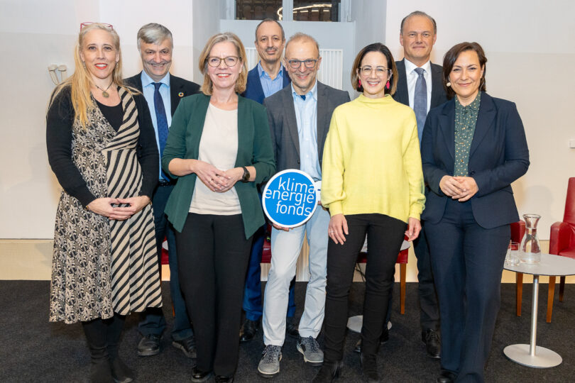 v.l.n.r.: Patrizia Ilda Valentini (Head of Mobilize - Mobilitätsmarke der Renault Group), Prof. Dr. Steininger (Uni Graz - Studienautor), Leonore Gewessler (Klimaschutzministerin), Jürgen Schneider (Leiter der Sektion VI Klima und Energie im Klimaschutzministerium - BMK), Bernd Vogl (Geschäftsführer Klima- und Energiefonds), Tina Deutsch (Vorständin von KONTEXT - Institut für Klimafragen), Johannes Rath (CTO der Wienerberger AG), Manuela Raidl (Moderation).