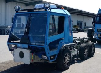blaues modulares, batterieelektrisches Trägerfahrzeug(EMPA-Trac), Aufnahme von vorne