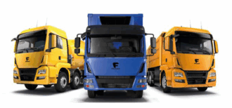 Drei schwere Lastwagen in den Farben Gelb, Blau und Orange, die diagonal auf einem weißen Hintergrund angeordnet sind.