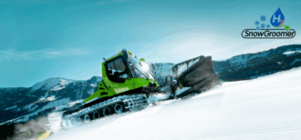 Grüne Pistenraupe auf einem verschneiten Berghang mit blauem Himmel und HySnowGroomer logo.
