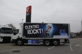 Lkw mit „ELEKTRO ROCKT!“-Werbung und einem Renault Trucks-Schild im Hintergrund.