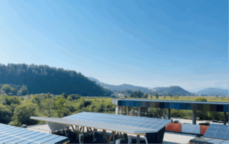 Parkplatz mit PV Anlage