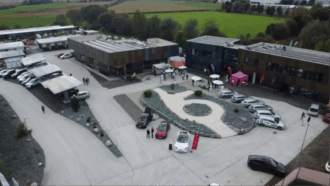 Parkplatz mit Autos und eine PV Anlage