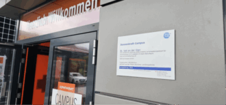 Eingang, rechts davon steht ein Schild