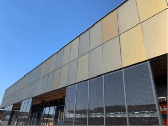Buntes Gebäude mit PV Anlage