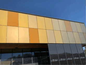 Buntes Gebäude mit PV Anlage