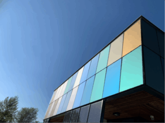 Buntes Gebäude mit PV Anlage