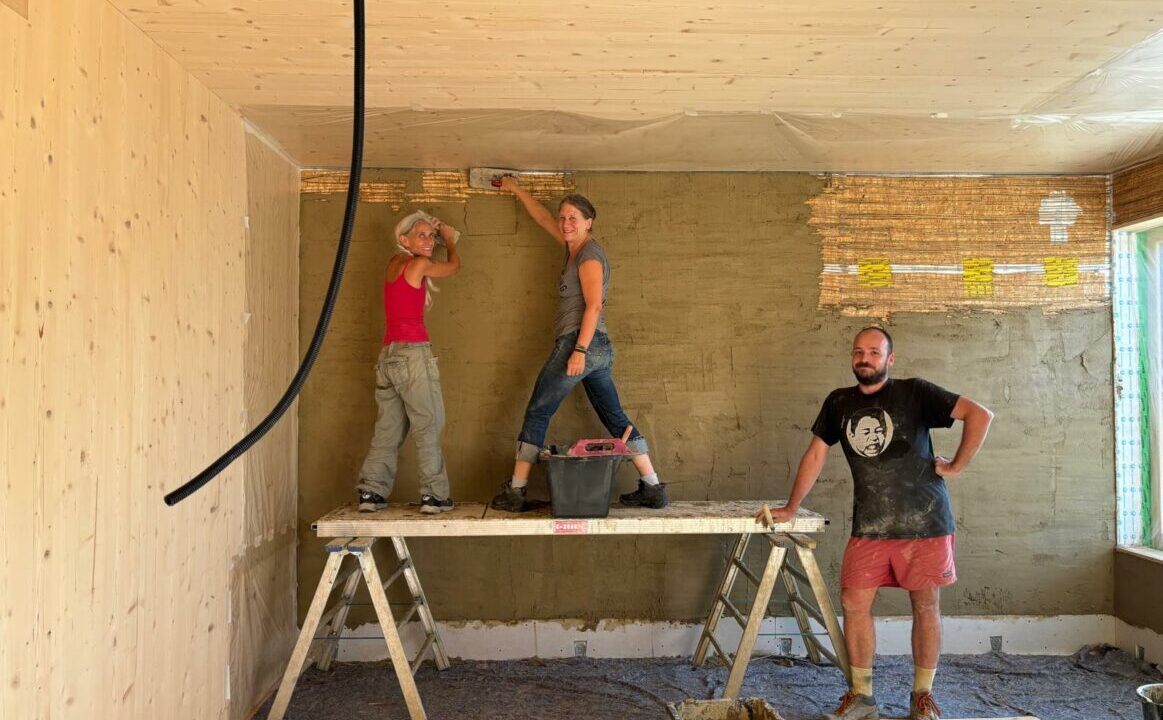 Menschen beim Lehmverputz