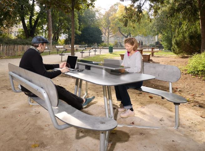 Arbeitsplatz im Park auf einer innovativen Parkbank.