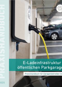 Bild einer Ladestation für Elektrofahrzeuge in einem Parkhaus, mit einer Anleitung mit dem Titel „E-Ladeinfrastruktur in öffentlichen Parkgaragen“.