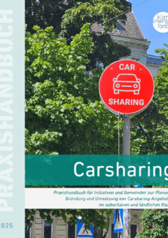 Carsharing-Schild umgeben von Bäumen und ein Titel 