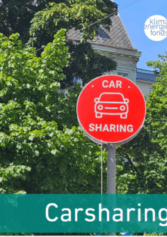 Carsharing-Schild umgeben von Bäumen und ein Titel