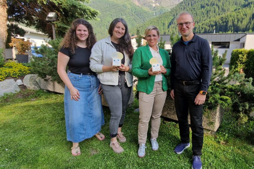 v.l.n.r.: Die zuständige Programmmanagerin Lisa Humer, die für das KLAR!-Projekt des Jahres zuständige Regionsmanagerin Bernadette Hofer, die KLAR!_Managerin des Jahres Michaela Gasser-Mark und Bernd Vogl, Gechäftsführer des Klima- und Energiefonds.