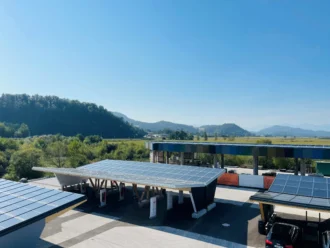 Die PV-Überdachung „SONNENPORT“ im Sonnencampus.