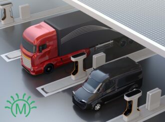 Ein roter Elektro-Lkw und ein schwarzer Transporter laden an einer modernen Station unter einem Solardach, ausgestattet mit eleganten Ladeeinheiten.