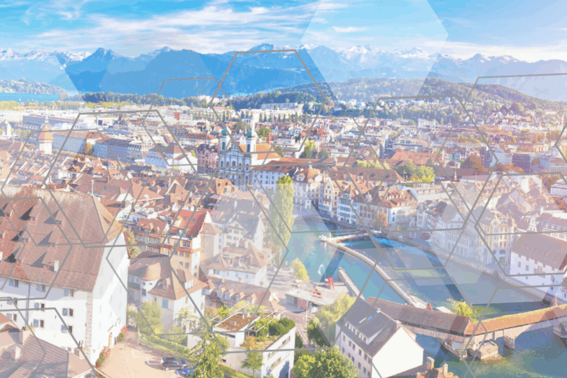 Panoramablick auf eine Stadt mit Fluss, Brücken und Bergen im Hintergrund, überlagert von transparenten sechseckigen Mustern