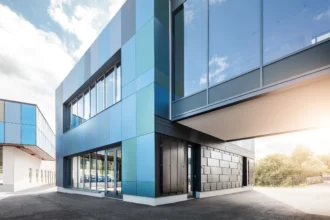 Die farblich gestaltbare PV-Fassade „SONNENWAND“des Sonnencampus..