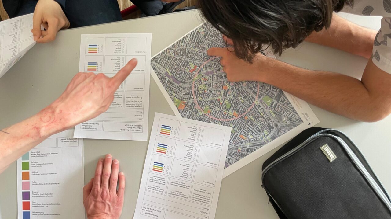 Menschen arbeiten an einem Projektplan