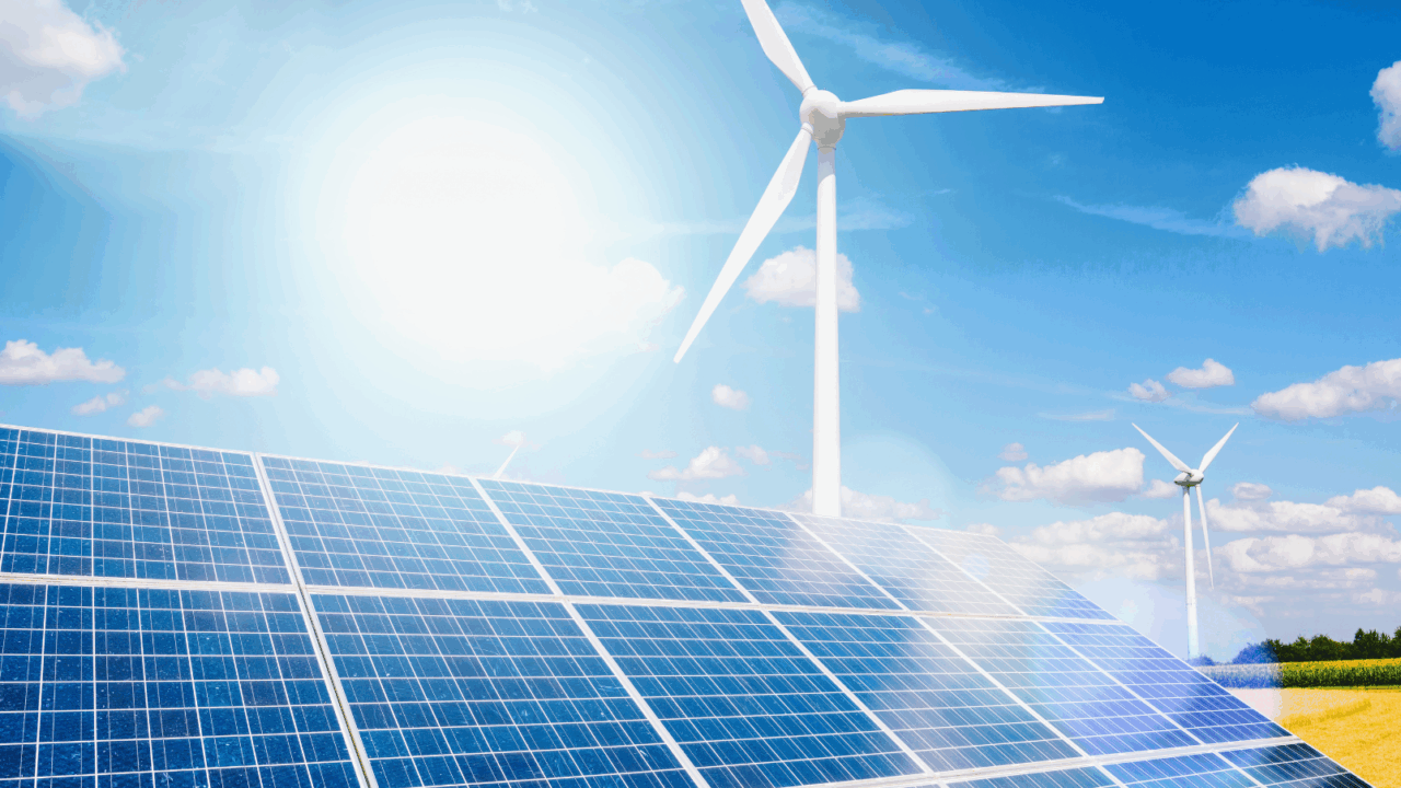 Es ist eine Solarpanele und ein Windrad unter strahlendem Sonnenschein zu sehen.
