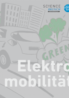 Elektroauto fährt in Stadt, grüner Baum mit Schrift 'GREEN', Thema Elektromobilität, Logos Science Brunch und Klima- und Energiefonds