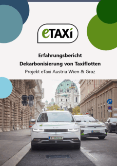 Eine Stadtstraße mit Elektrotaxis mit grünen Akzenten, vor einer Kulisse historischer Gebäude und einer Kuppel in Wien.
